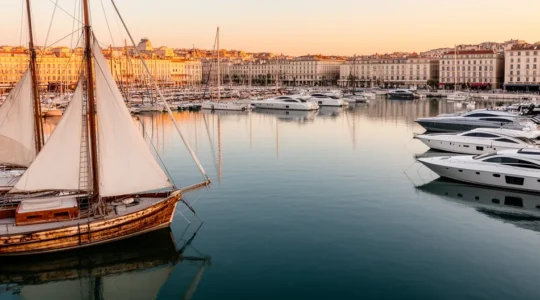 Vue aérienne du Vieux-Port de Marseille avec ses bateaux et les façades colorées des immeubles