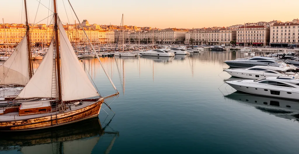 Vue aérienne du Vieux-Port de Marseille avec ses bateaux et les façades colorées des immeubles
