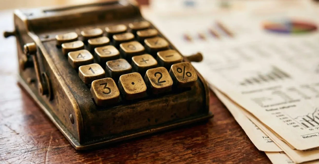 Calculatrice vintage sur bureau en bois avec documents financiers flous montrant des graphiques de rendement immobilier