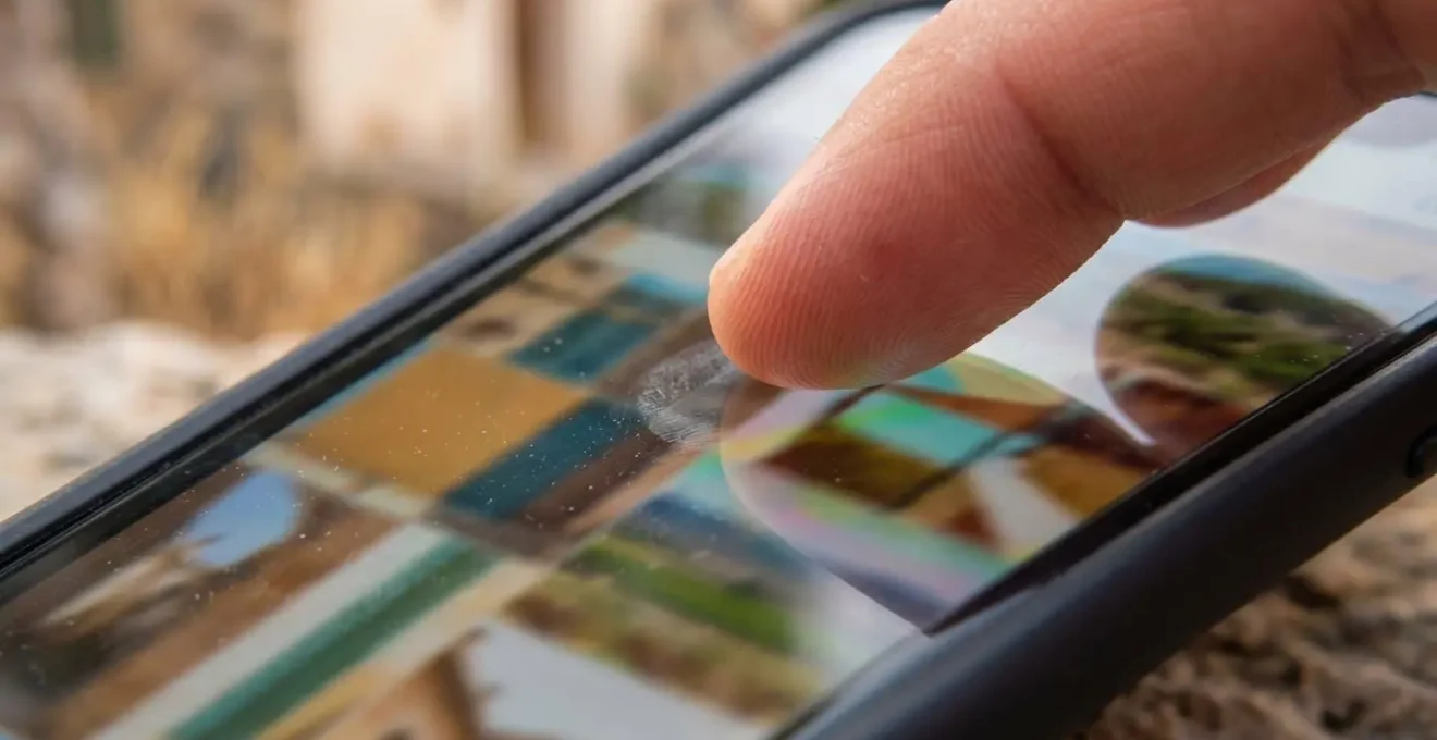 Recherche d'image inversée sur smartphone montrant plusieurs annonces du même bien