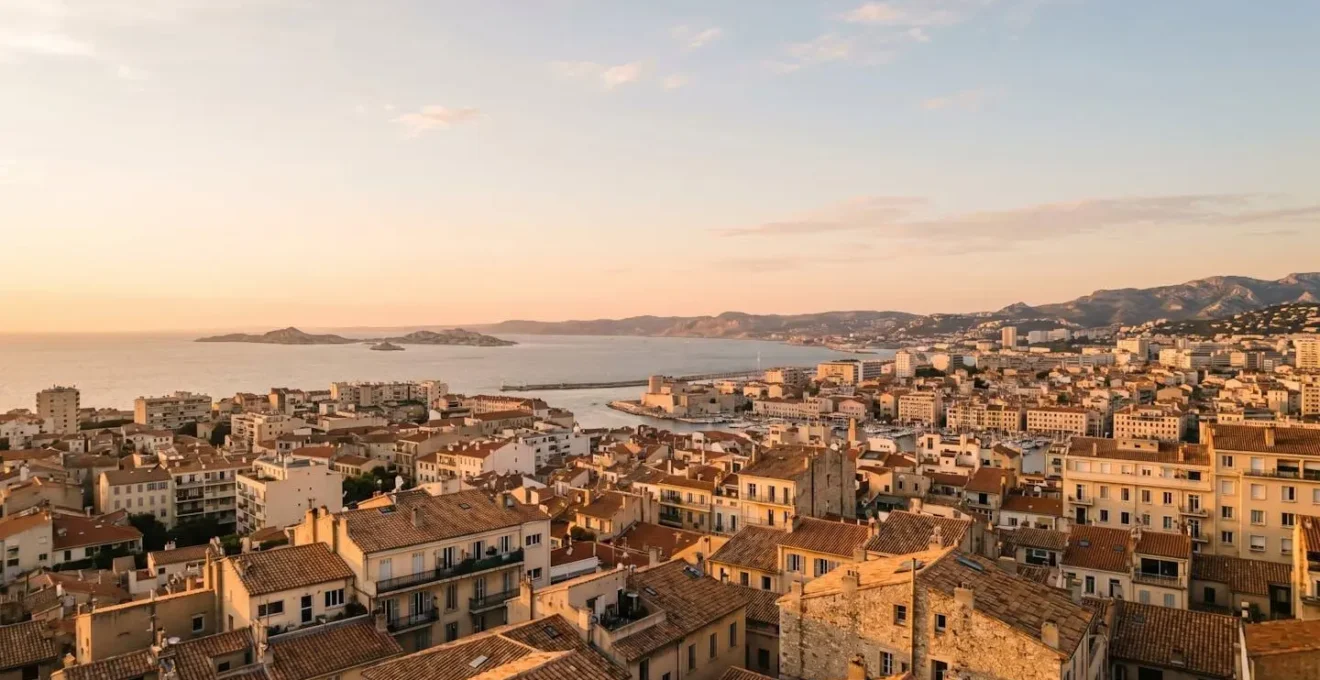 Vue panoramique de Marseille montrant l'évolution du patrimoine immobilier